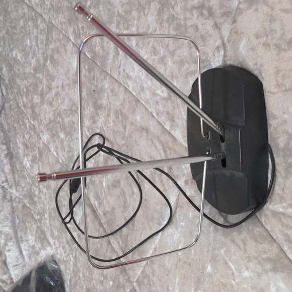 Onn. Indoor Easy Adjustable HDTV Antenna - Picture 3 of 5